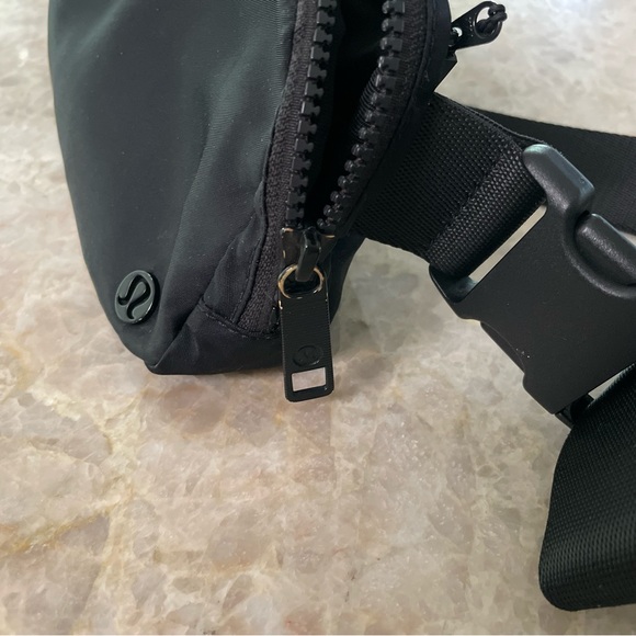 Lululemon Everywhere Belt Bag Matte Black - Picture 6 of 6